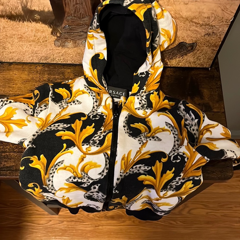 Versace toddler sweatsuit. Size 12-18 months used in great condition.